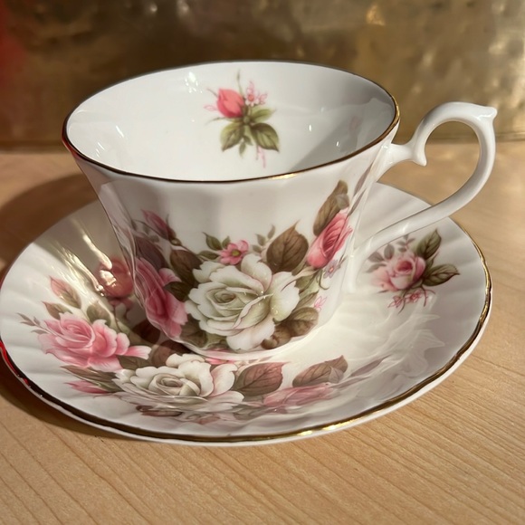 Vintage Royal Kendal Fine Bone China, Teacup and Saucer, Made in England - Picture 1 of 2